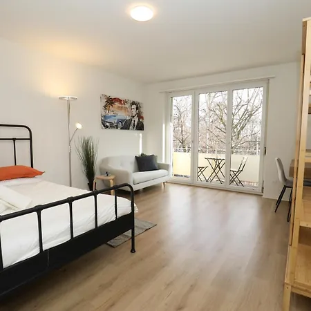 Spacious Parkside In With Balcony Apartment *