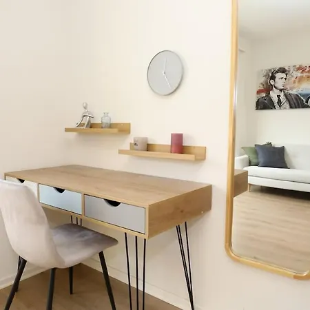 Apartment Spacious Parkside In With Balcony *