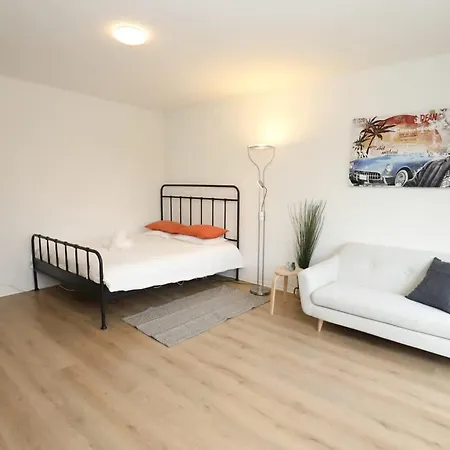 Spacious Parkside In With Balcony Apartment Zurich