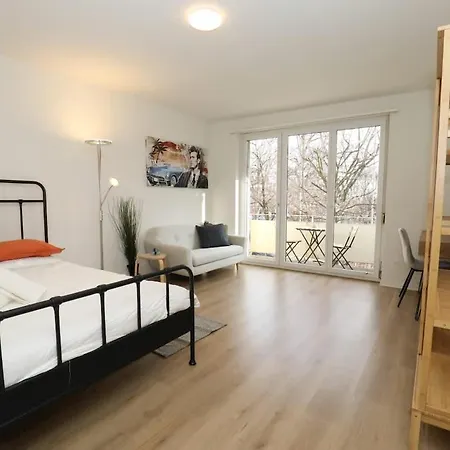 Spacious Parkside In With Balcony Apartment